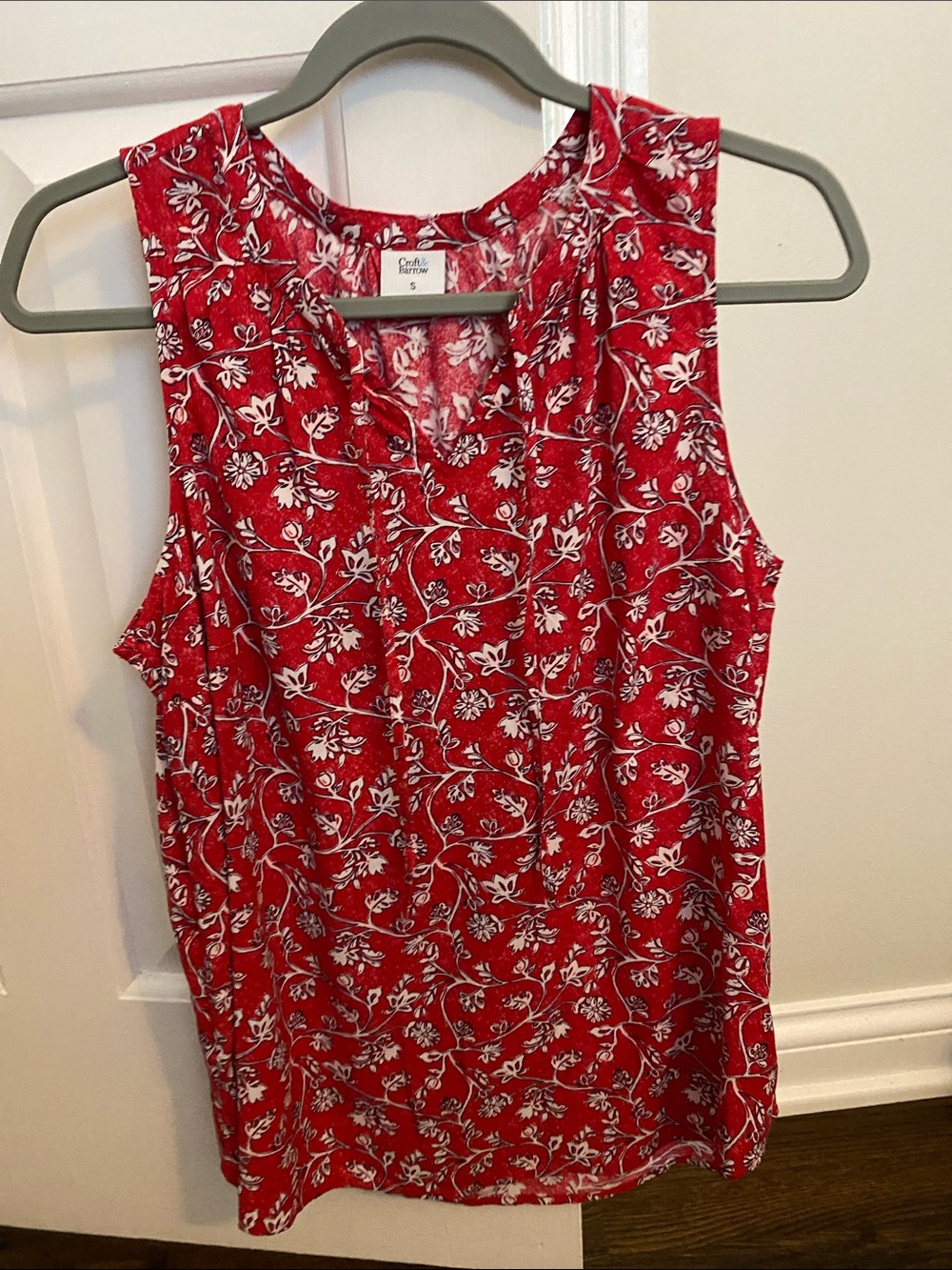 croft & barrow Red Floral V-Neck Sleeveless Camisole